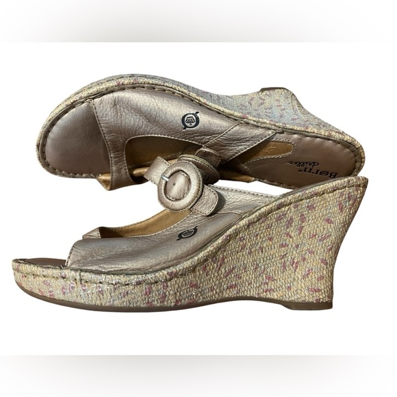 Born Women Drilles Sandal Sz 9
Wedge Heel Gold Shimmer Soft Leather
Platform - Picture 2 of 8